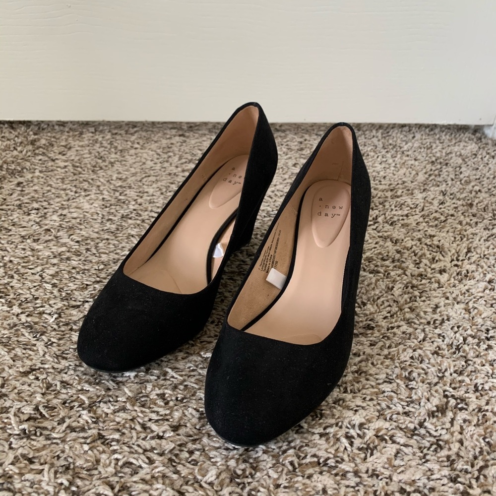 Black Wedge Pumps!